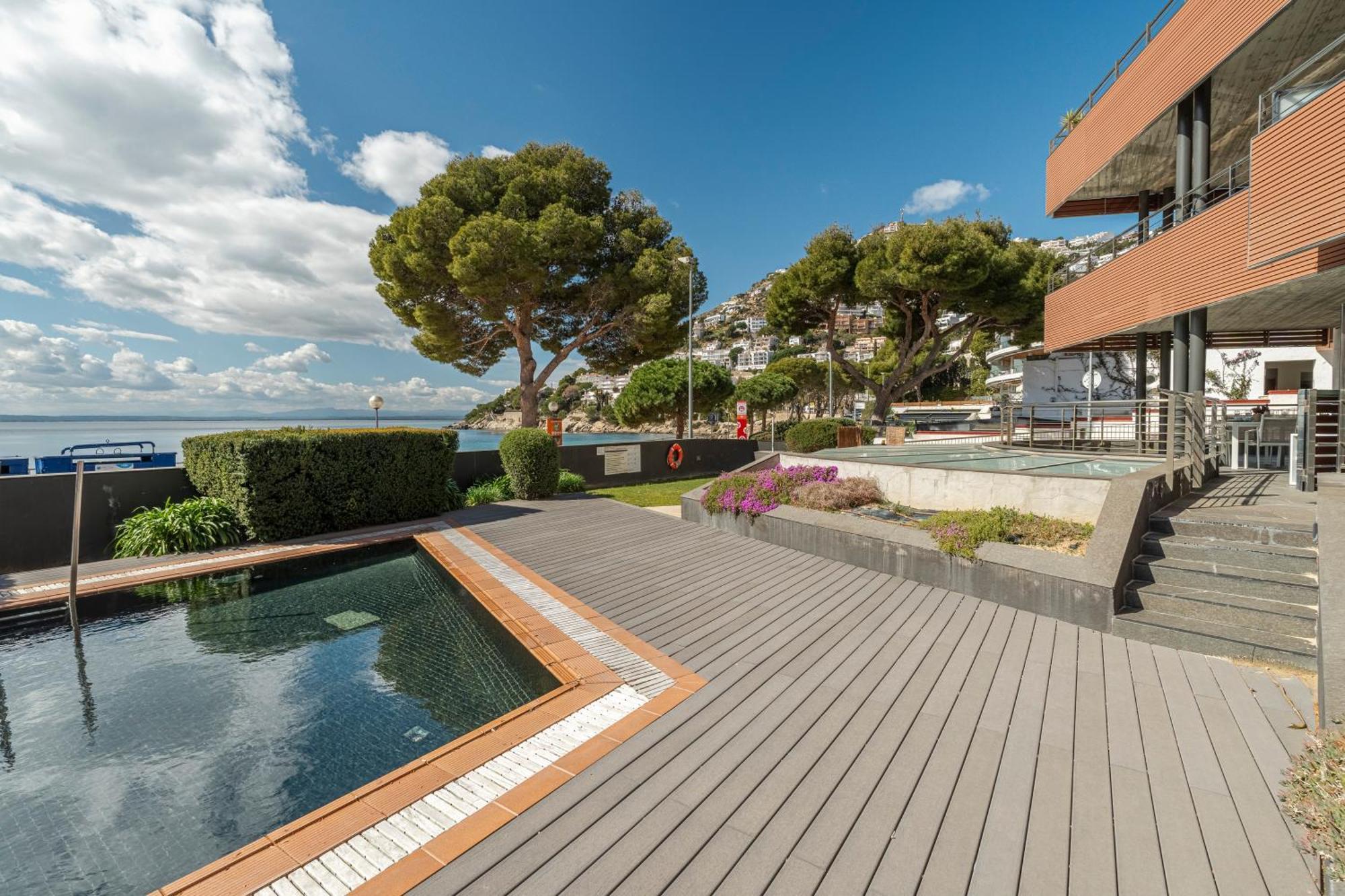 Apartamento Con Gran Terraza Delante Del Mar Roses Extérieur photo